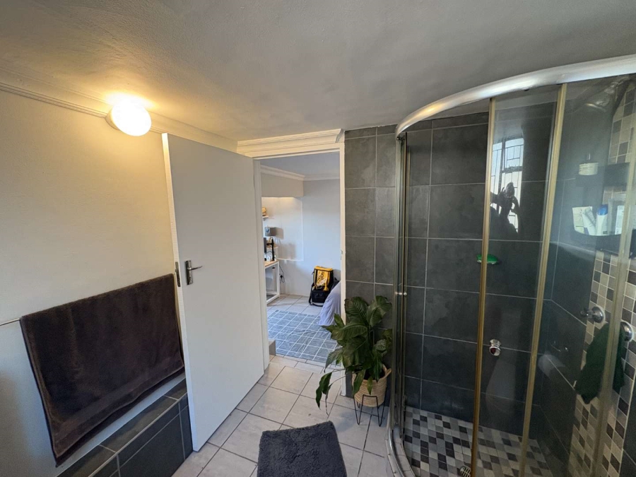 1 Bedroom Property for Sale in Vredehoek Western Cape
